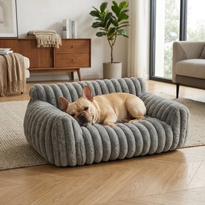 Canapé pour chien gris en peluche rayée dans un salon