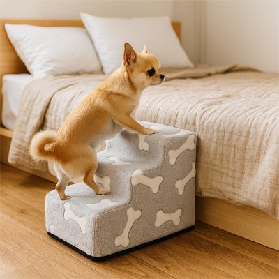 Chihuahua montant sur le lit grâce à un escalier en peluche