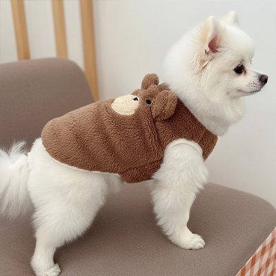 Chien blanc de profil portant le gilet peluche ourson marron