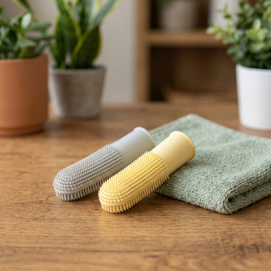 Brosse à dents pour chien en doigtier de silicone, en gris et en jaune clair