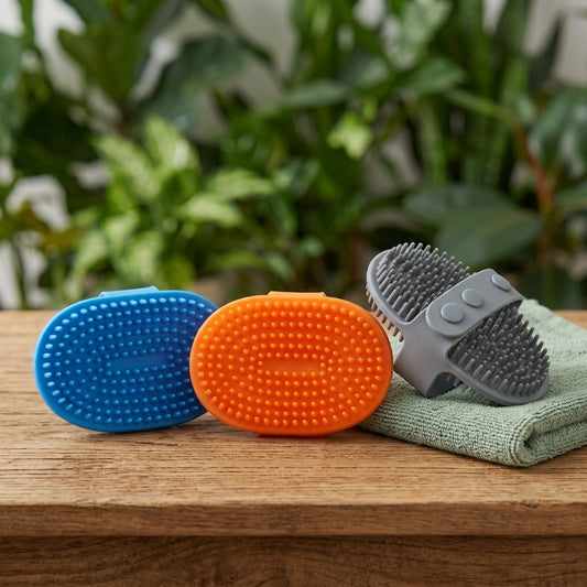 Brosse en caoutchouc pour chien en bleu, orange et gris, avec sa sangle réglable