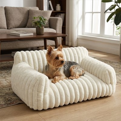 Yorkshire couché dans un canapé pour chien blanc en peluche rayée