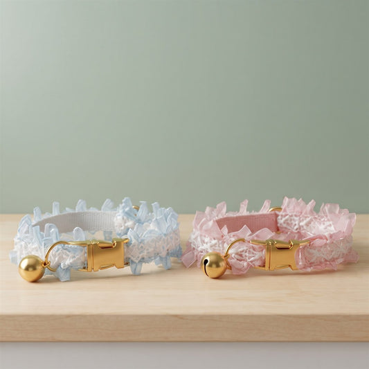 Collier pour petit chien en dentelle à volants rose et bleu, boucle et clochette dorées