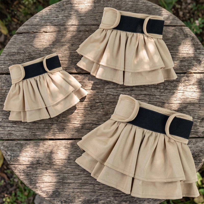 Trois culottes hygiéniques pour chienne beige à volants, tailles S, M et L