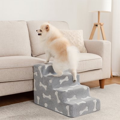 Escalier pour chien 4 marches à motif os, un spitz monte sur le canapé