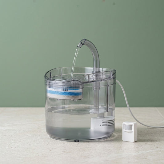 Fontaine à eau transparente pour chien de 2 litres avec robinet arqué, filtre et capteur de mouvement blanc