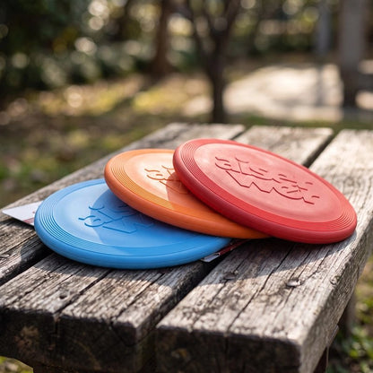 Frisbees pour chien posés, coloris bleu et rouge