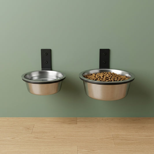 Gamelle murale pour chien en 2 tailles fixées sur un mur vert sauge, petit bol d'eau et grand bol de croquettes