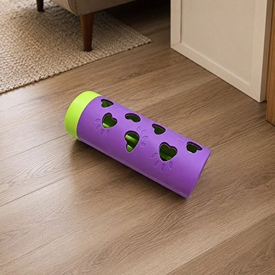 Jouet distributeur pour chien posé au sol, vue rapprochée
