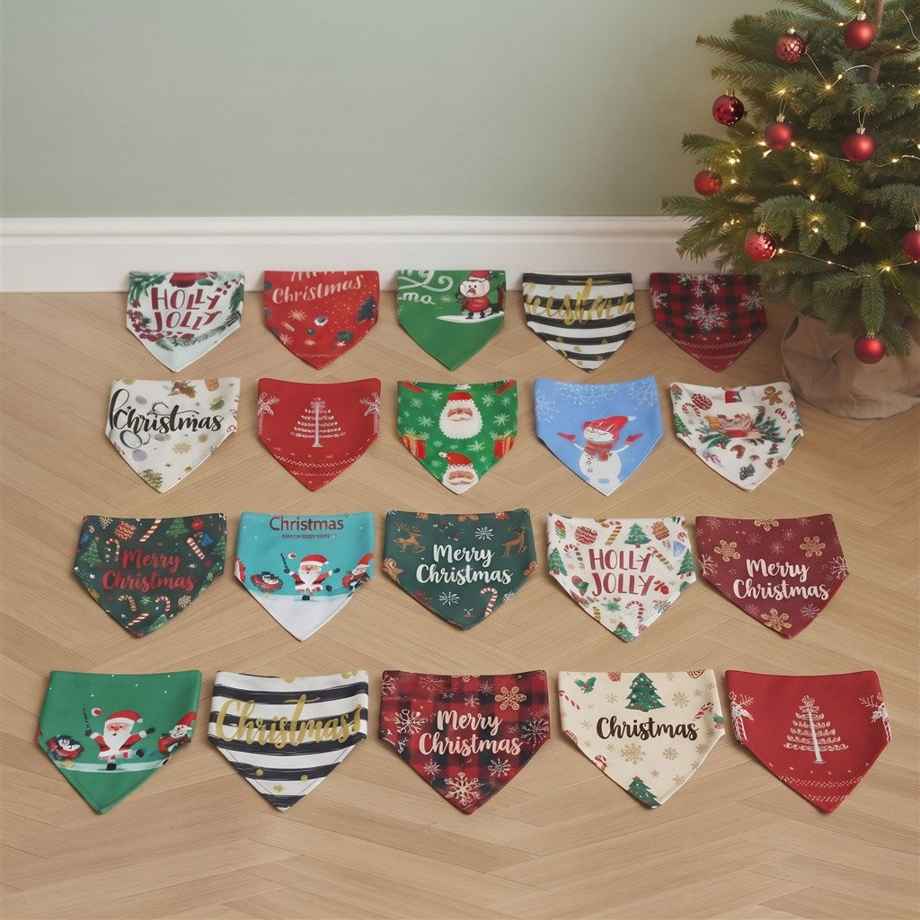 Lot de bandanas pour chien : 20 bandanas de Noël à plat sur un parquet, au pied d'un sapin