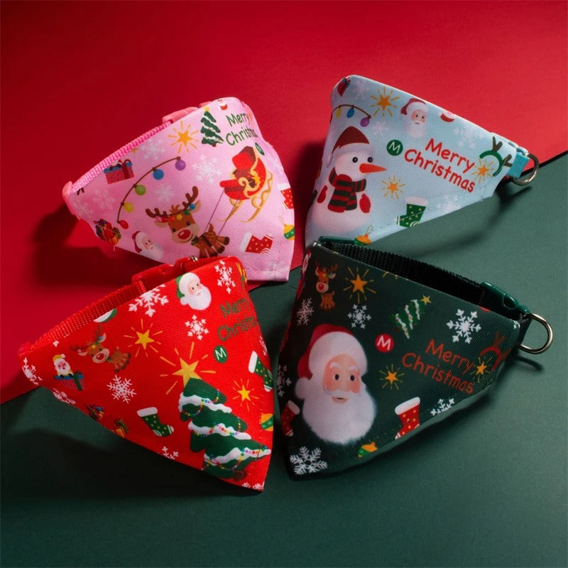 Quatre bandanas de Noël rose, bleu, rouge et vert posés sur un fond rouge et vert