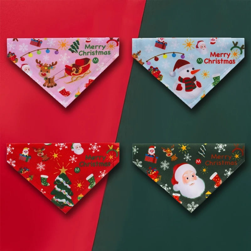Bandanas de Noël rose, bleu, rouge et vert à plat avec motifs Père Noël et rennes
