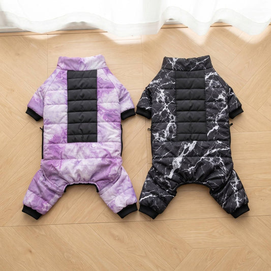 Manteau pour chien 4 pattes violet marbré et noir marbré posés à plat, vue du dos