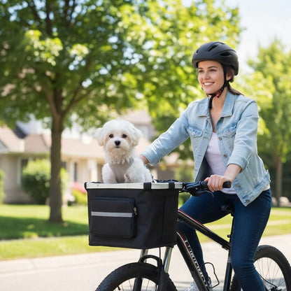 Femme casquée à vélo avec un petit Bichon maltais dans le panier vélo pour chien