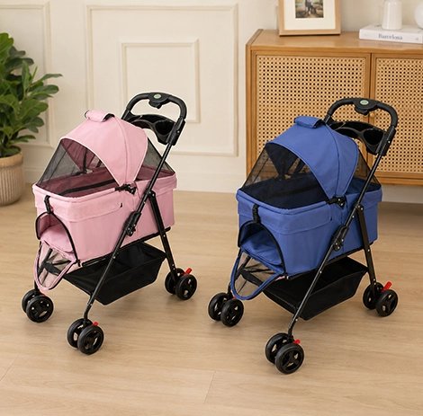 Poussettes rose et bleue dans un salon