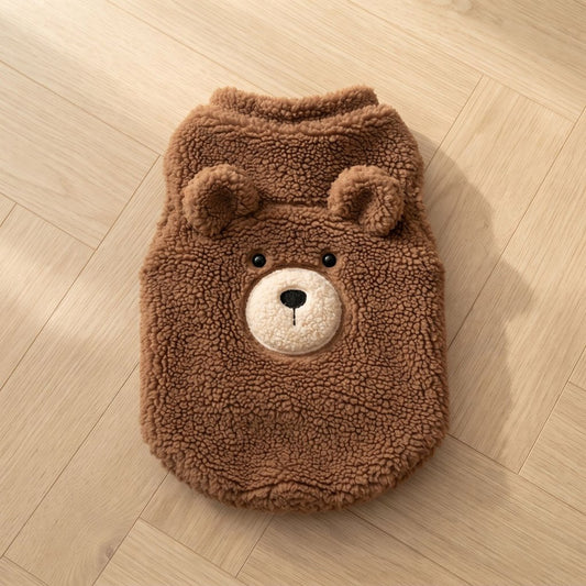 Pull peluche pour chien marron à tête d'ourson et oreilles en relief, posé à plat