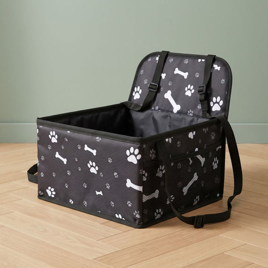 Siège auto chien rehausseur noir à motifs os et pattes, avec sangles et poche en filet