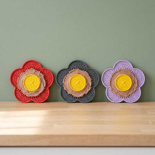Tapis à lécher pour chien en silicone en forme de fleur de 15 cm, coloris rouge, gris et violet